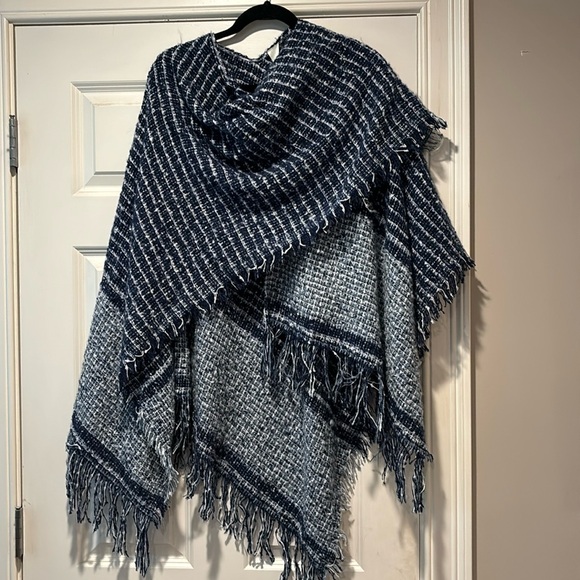 Poncho Wrap - Picture 2 of 7